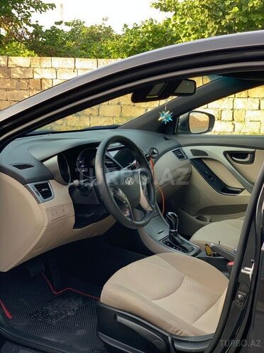 Hyundai Elantra-4