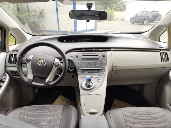 Toyota Prius-3