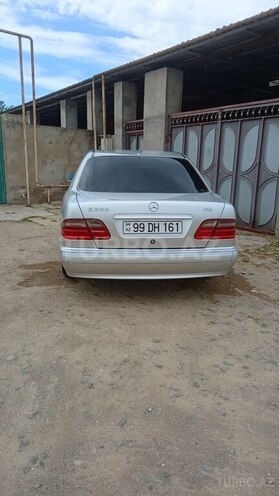 Mercedes E 220-11