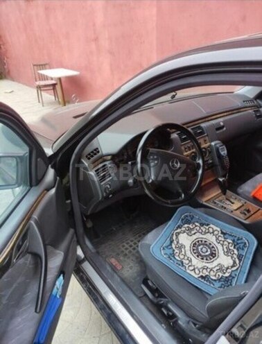 Mercedes E 240-2