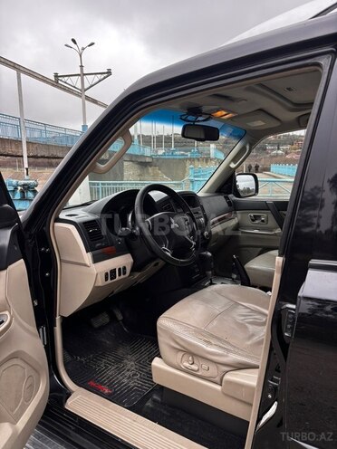 Mitsubishi Pajero-12