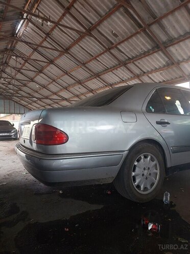 Mercedes E 280-4