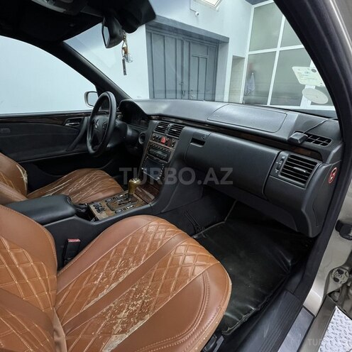 Mercedes E 280-9