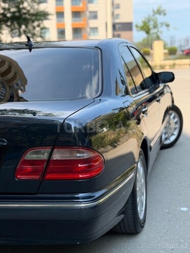 Mercedes E 200-11