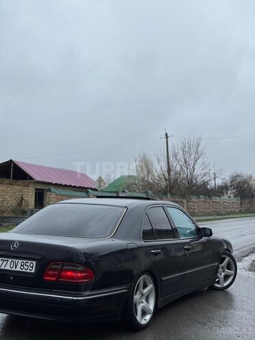 Mercedes E 240-13
