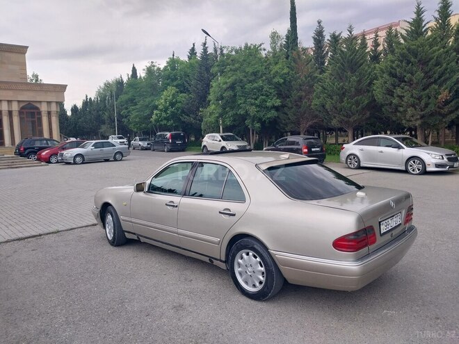 Mercedes E 230-5