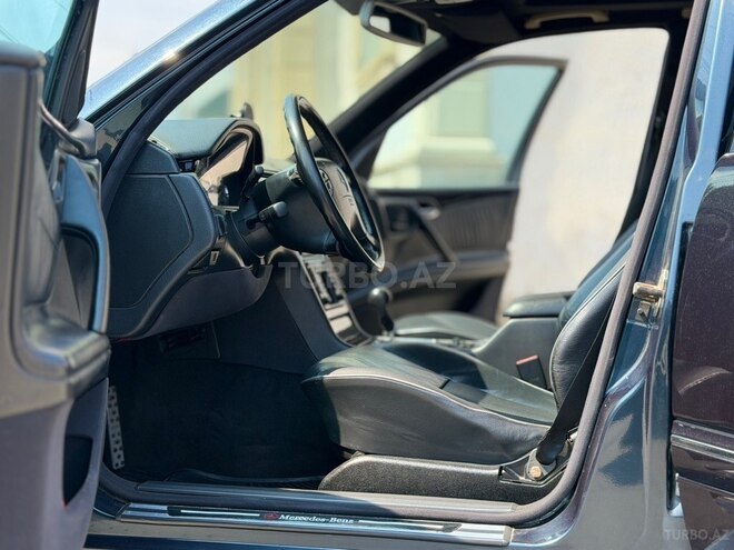 Mercedes E 320-11