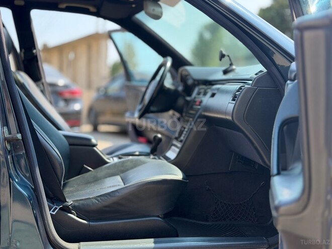 Mercedes E 320-13