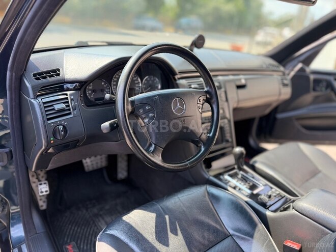 Mercedes E 320-9