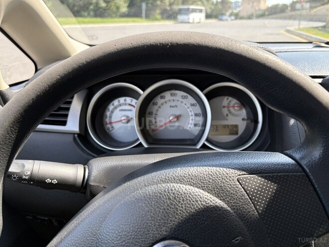 Nissan Tiida-10