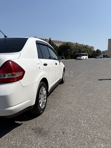 Nissan Tiida-5