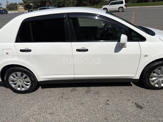 Nissan Tiida-6