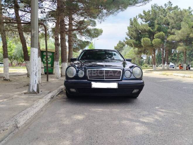 Mercedes E 240-1