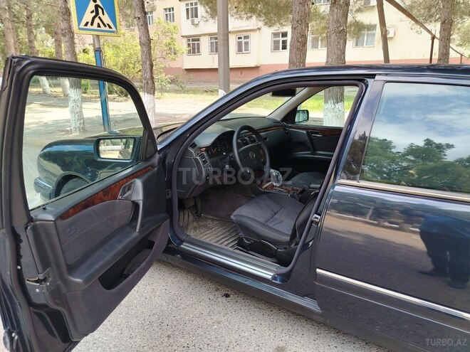 Mercedes E 240-5