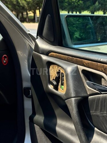 Mercedes E 300-12