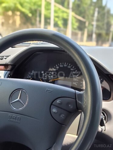 Mercedes E 240-11