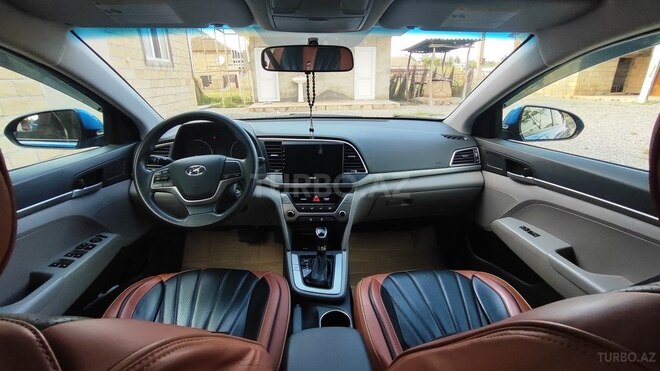 Hyundai Elantra-11