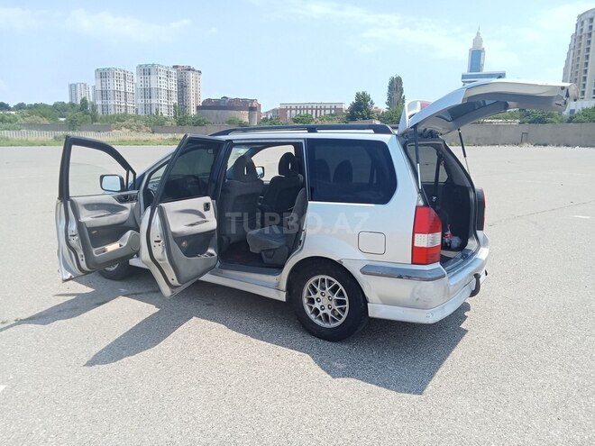Mitsubishi Space Wagon-10