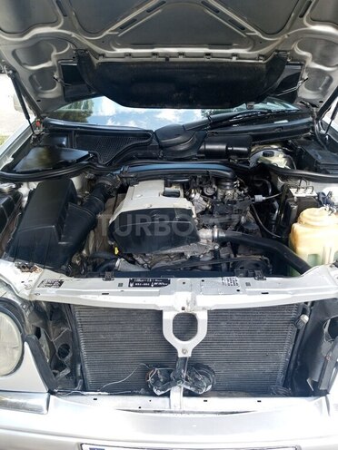 Mercedes E 230-7