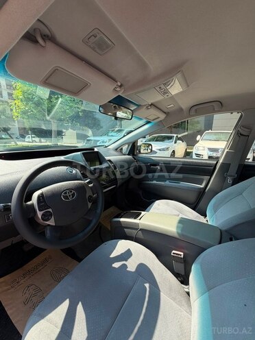 Toyota Prius-12