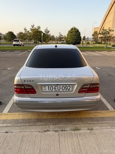 Mercedes E 240-4