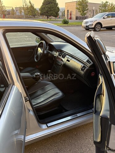 Mercedes E 240-8