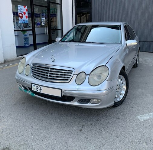 Mercedes E 270-1
