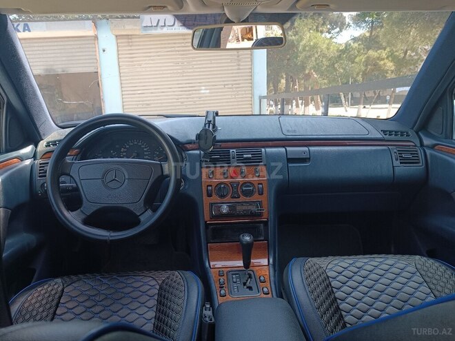 Mercedes E 240-5