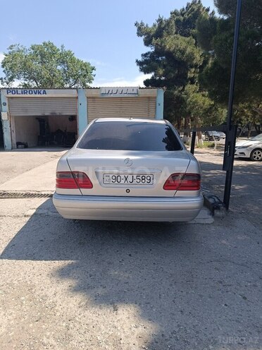 Mercedes E 240-4