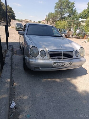 Mercedes E 240-1
