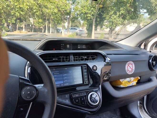 Toyota Aqua-9