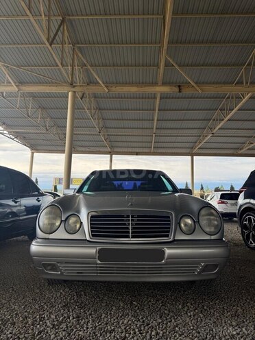 Mercedes E 280-1