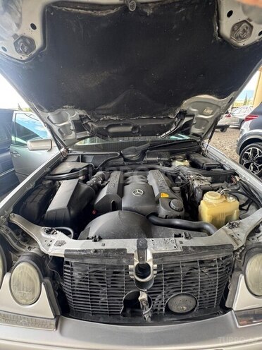 Mercedes E 280-10