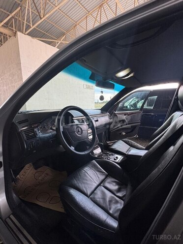 Mercedes E 280-11