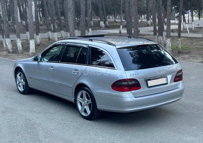 Mercedes E 220-11