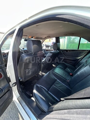 Mercedes E 320-9