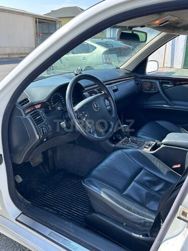 Mercedes E 320-6