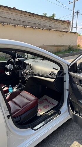 Hyundai Elantra-12
