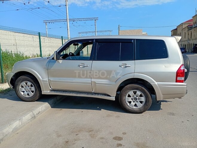 Mitsubishi Pajero-6