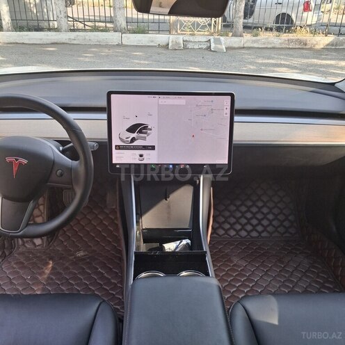 Tesla Model 3-10