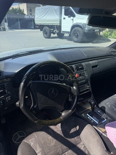 Mercedes E 320-1