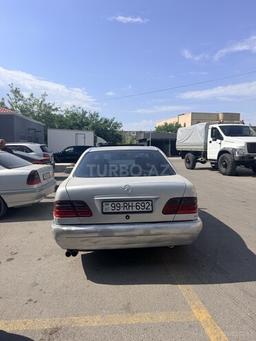 Mercedes E 320-3