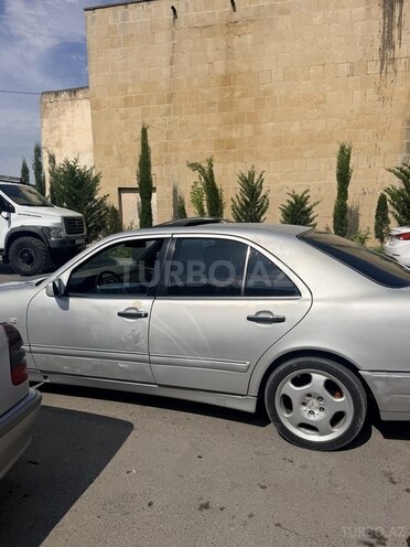 Mercedes E 320-4