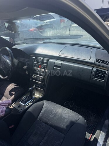 Mercedes E 320-7