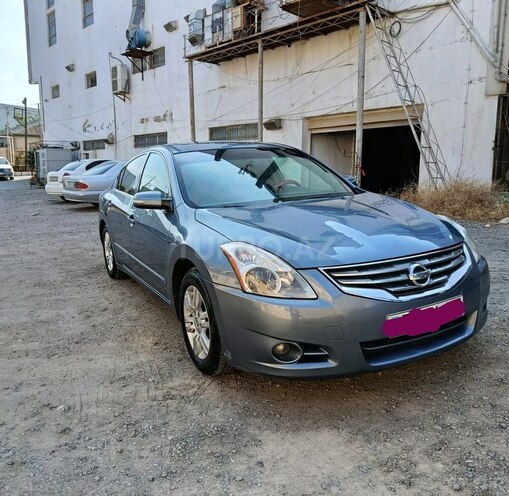 Nissan Altima-1