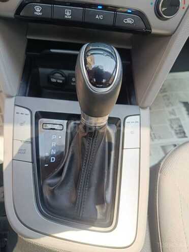 Hyundai Elantra-10
