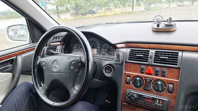 Mercedes E 240-4