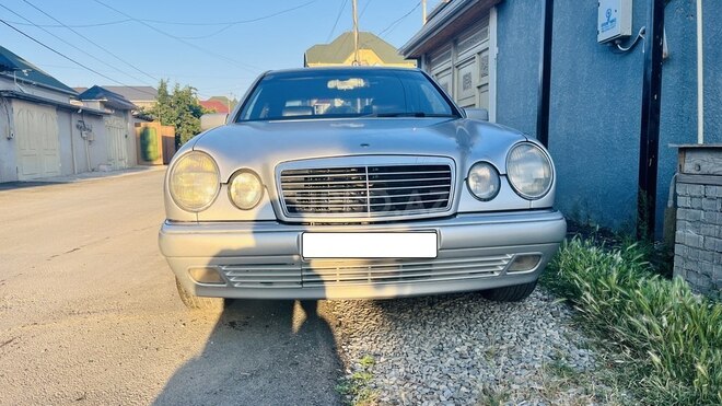 Mercedes E 230-1