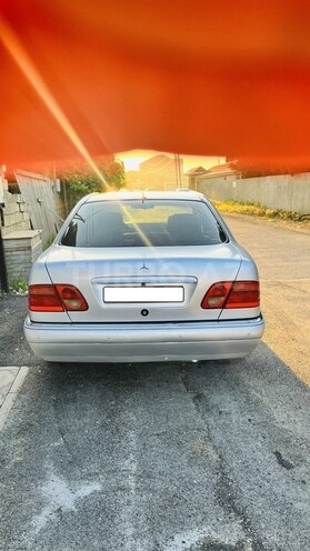 Mercedes E 230-11