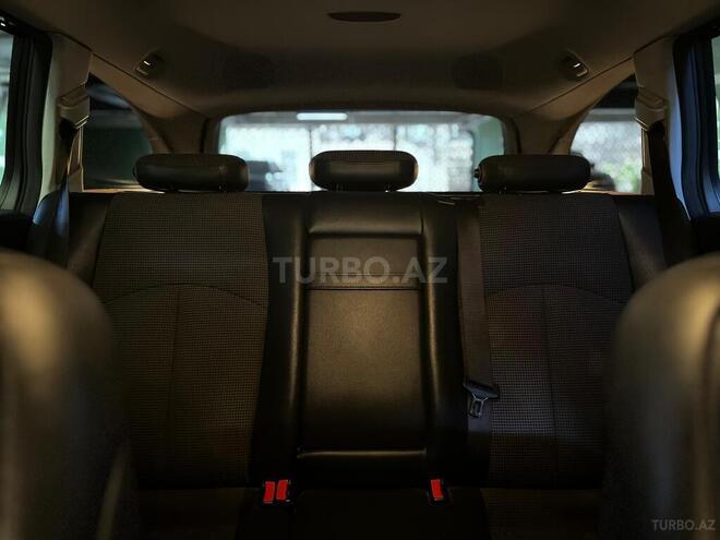 Mercedes E 200-19